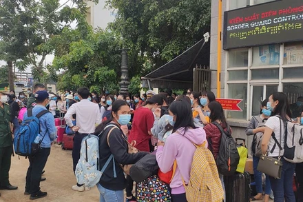 Sinh viên Campuchia phấn khởi trở lại học tập tại Việt Nam sau mấy tháng gián đoạn do dịch Covid-19.