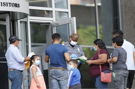 Người dân đến làm việc tại một cơ quan nhà nước ở Baltimore, Mỹ, ngày 13-7. (Ảnh: AP)