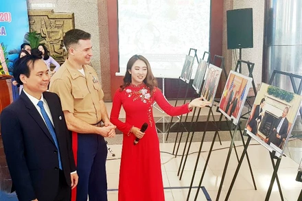 Chủ tịch UBND tỉnh Quảng Trị Võ Văn Hưng và Tùy viên Thủy quân lục chiến của Đại sứ quán Hoa Kỳ tại Việt Nam Chuck Casey tham dự triển lãm.