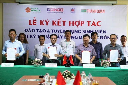 Các doanh nghiệp ký kết nhằm hợp tác đào tạo kỹ sư xây dựng với Trường đại học Đông Á.