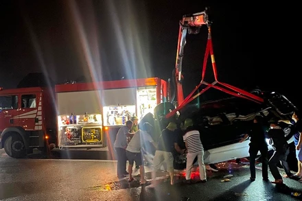 Lực lượng cứu hộ đưa phương tiện bị tai nạn lên bờ.