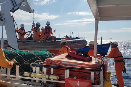Thuyền viên được cấp cứu kịp thời.