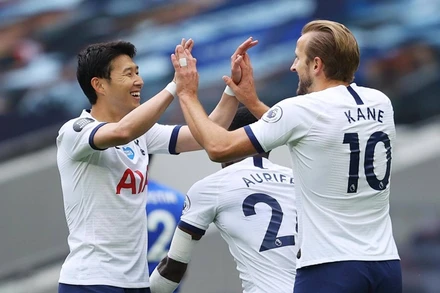 H. Kane (phải) xuất sắc lập cú đúp cho Tottenham.