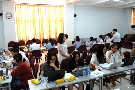 Phòng điều hành, nơi các tình nguyện viên hỗ trợ kỹ thuật cho các đội thi và BGK.