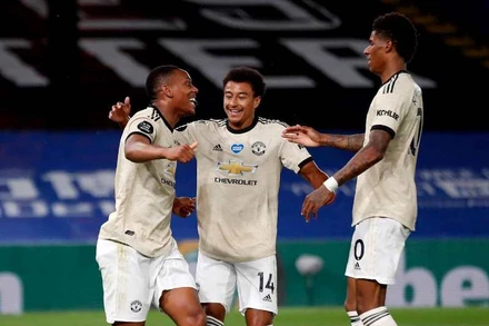 Martial (trái) và Rashford (phải) cùng ghi bàn cho Man United. 