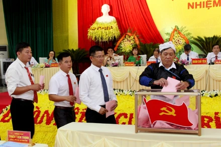 Các đại biểu tham gia bầu trực tiếp Bí thư Huyện ủy tại Đại hội.