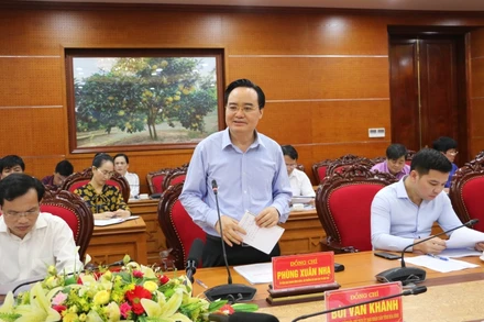 Bộ trưởng Phùng Xuân Nhạ tại buổi làm việc