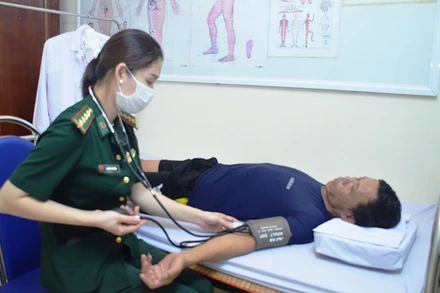 Quân y của Bộ đội Biên phòng Quảng Ninh chăm sóc cho các thuyền viên.