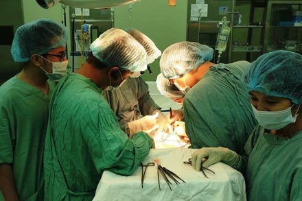 Ê-kíp bác sĩ Khoa Ngoại Thận - Tiết niệu và Ngoại Lồng ngực - Tim mạch, Bệnh viện T.Ư Huế, phẫu thuật ghép thận tự thân cho bệnh nhân P. (Ảnh bệnh viện cung cấp)