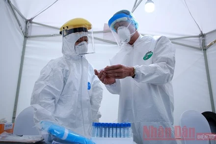 Thực hiện xét nghiệm nhanh Covid-19 ở Hà Nội (Ảnh minh họa: Duy Linh).