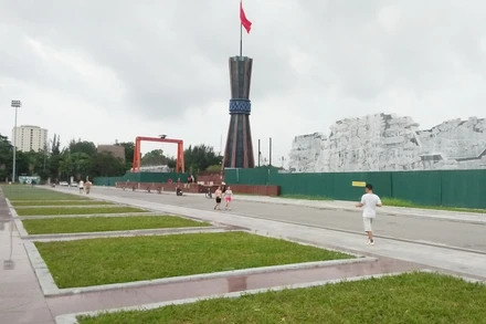 Phù điêu “Đại tướng Võ Nguyên Giáp với đồng bào các dân tộc tỉnh Thái Nguyên” đang được xây dựng.