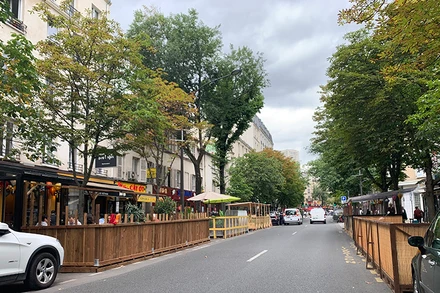 Các nhà hàng tại Pháp được kê thêm bàn ghế ra vỉa hè để hạn chế tiếp xúc trong không gian kín. Tuy nhiên khách vắng hơn rất nhiều so với mọi năm. 