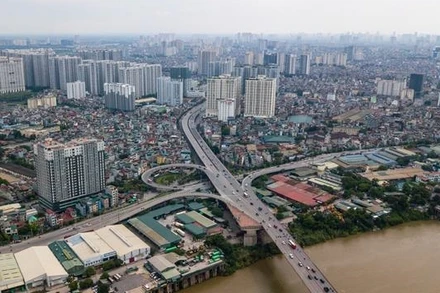 Cầu Vĩnh Tuy khởi công từ năm 2005, chính thức thông xe vào ngày 25-9-2009, là một trong những cây cầu rộng nhất Việt Nam thời điểm đó.