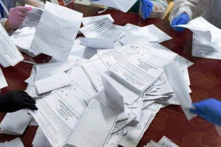 Công tác kiểm phiếu được tiến hành rất khẩn trương. (Nguồn RIA-Novosti)