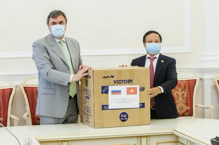 Đại sứ Ngô Đức Mạnh trao tặng khẩu trang y tế cho Phó Chủ tịch Ủy ban Đối ngoại Saint Petersburg.