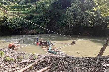 Đầu hút cắm xuống lòng sông Gâm hút cát, sỏi.