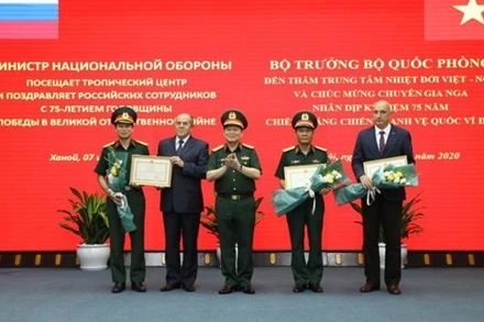 Bộ trưởng Quốc phòng Ngô Xuân Lịch trao Bằng khen tặng Trung tâm Nhiệt đới Việt - Nga và các cá nhân có thành tích xuất sắc trong nghiên cứu khoa học. 