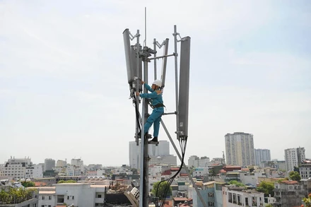 Kỹ sư của Viettel lên phương án lắp đặt thiết bị mới cho trạm thu phát sóng.