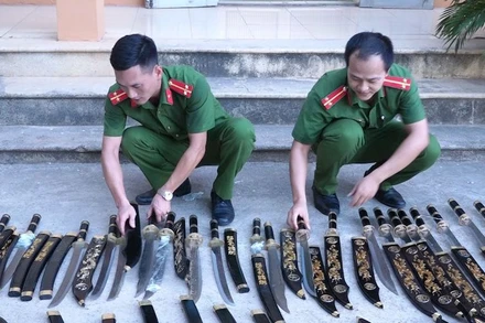 Công an phát hiện, thu giữ đao, kiếm gửi qua đường bưu điện.