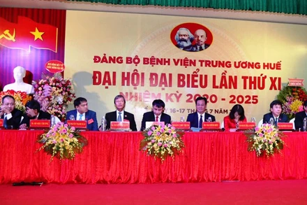 Đoàn Chủ tịch điều hành tại Đại hội đại biểu Đảng bộ Bệnh viện T.Ư Huế khóa XI.