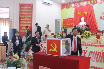 Bầu Ban Chấp hành Đảng bộ huyện Long Mỹ khóa mới.