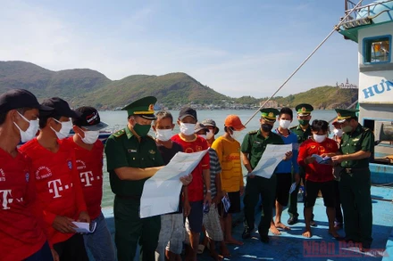 Cán bộ, chiến sĩ Đồn Biên phòng Cửa khẩu cảng Quy Nhơn tuyên truyền phòng, chống dịch Covid 19 cho ngư dân.