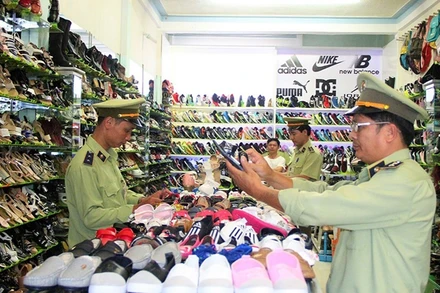 Lực lượng QLTT kiểm tra cơ sở kinh doanh trên địa bàn TP Bảo Lộc, Lâm Đồng. (Ảnh: K.P) 