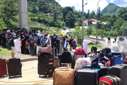 Sinh viên Lào và đồ dùng được kiểm tra y tế, khử trùng.