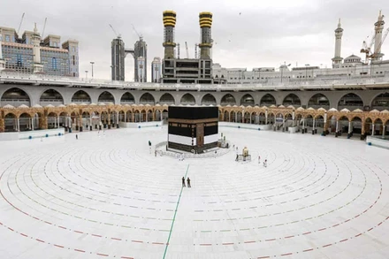 A-rập Xê-út yêu cầu người hành hương không được chạm vào khối đá Kaaba. (Ảnh: Getty Images)