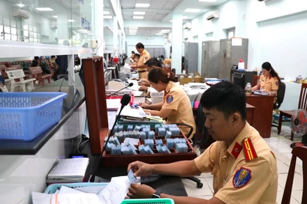 Lực lượng chiến sĩ giải quyết hồ sơ tại Tổ Đăng ký xe số 282  Nơ Trang Long, quận Bình Thạnh.