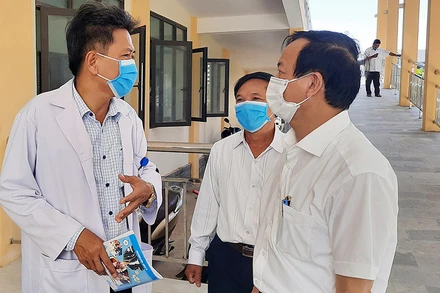 Giám đốc Sở Y tế Quảng Trị Đỗ Văn Hùng (bên phải) kiểm tra công tác phòng chống Covid-19 tại huyện Triệu Phong.