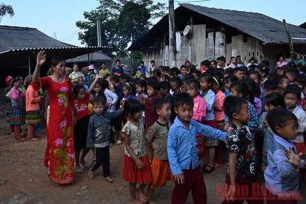Cô trò trong ngày khai giảng tại điểm trường Chè Lý A (Bảo Lâm, Cao Bằng) (Ảnh: DUY LINH)