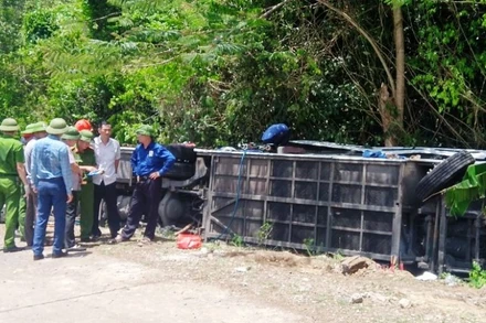 Công an Quảng Bình kiểm tra hiện trường vụ tai nạn thảm khốc.