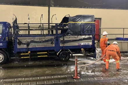 Hiện trường vụ cháy xe tải trong hầm Hải Vân.