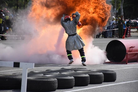 Hình ảnh ấn tượng của chiến sĩ phòng cháy chữa cháy tại hội thao.