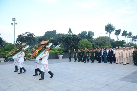 Đoàn đại biểu Thành phố dâng hoa, hương tưởng nhớ anh hùng liệt sĩ.