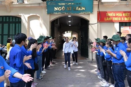 Niềm vui của thí sinh sau khi kết thúc buổi thi môn Ngữ văn tại điểm thi Trường THCS Ngô Sỹ Liên (quận Hoàn Kiếm).