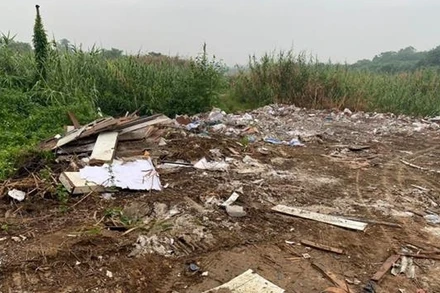 Phế liệu, chất thải đổ la liệt.