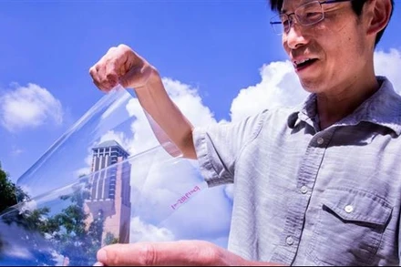 Trưởng nhóm nghiên cứu, Giáo sư Jay Guo với chất dẻo trong suốt dẫn điện. Ảnh: Đại học Michigan.