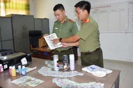 Cơ quan điều tra thu giữ nhiều tang vật sử dụng để làm tiền giả.