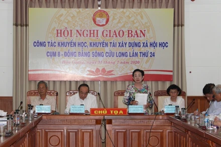 Phó Chủ tịch Hội Khuyến học Việt Nam Trương Thị Hiền phát biểu tại Hội nghị.