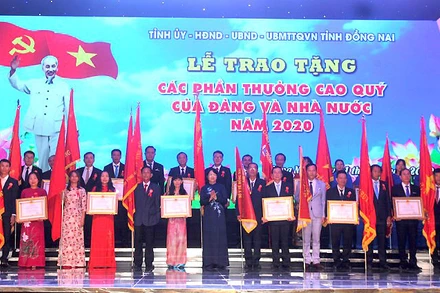 Phó Chủ tịch nước Đặng Thị Ngọc Thịnh trao các phần thưởng cao quý của Đảng và Nhà nước cho các cá nhân, tập thể.