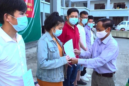 Trao Giấy chứng nhận hoàn thành thời gian cách ly cho công dân trở về từ Nhật Bản.