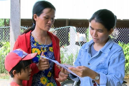 Chị K’Sô Liên, cộng tác viên y tế của xã Sông Hinh, tuyên truyền cho người dân cách phòng ngừa dịch bạch hầu.