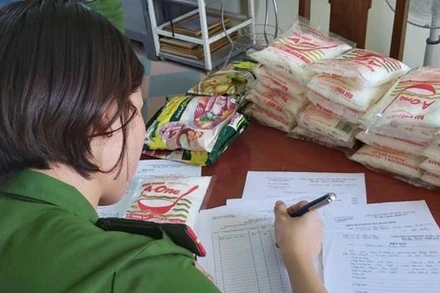 Số hàng bột nêm, mì chính giả được phát hiện sáng nay, 14-7.