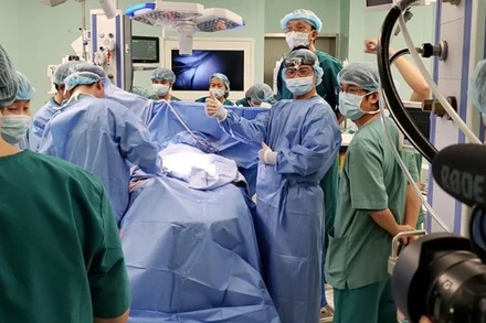 Niềm hạnh phúc của ê-kíp phẫu thuật khi thực hiện thành công tách cặp dính song sinh.