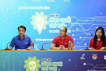 Các thành viên Ban Tổ chức cung cấp thông tin đến các thí sinh tại chương trình phát động cuộc thi.