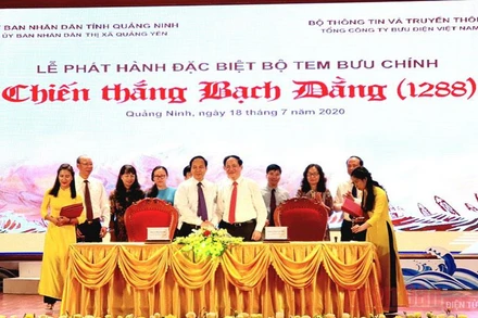 Bộ Thông tin và Truyền thông và UBND tỉnh Quảng Ninh ký kết phát hành bộ tem đặc biệt.