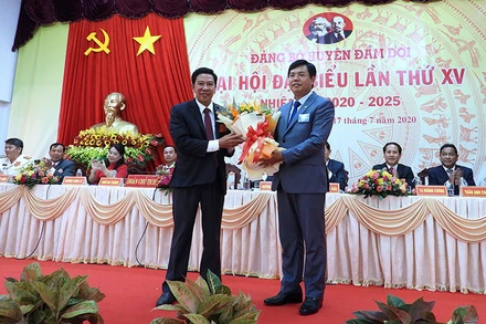 Bí thư Huyện ủy Đầm Dơi (bìa trái) tái đắc cử nhiệm kỳ mới.