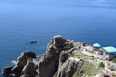 Cách thành phố Tuy Hòa (Phú Yên) chừng 40 km về phía Nam, mũi Đại Lãnh với vẻ đẹp hoang sơ đang là điểm đến của nhiều du khách ưa khám phá, tận hưởng sự hùng vĩ của thiên nhiên.